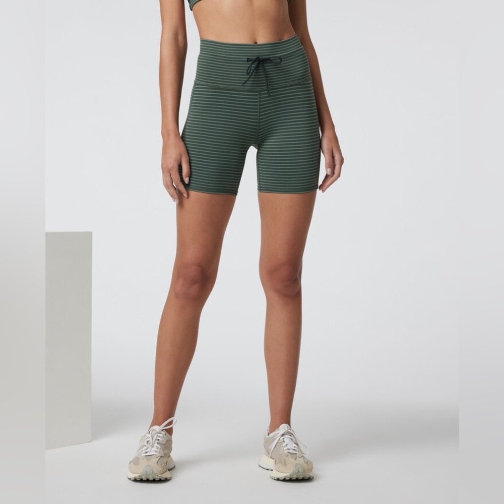 Vuori Daily Short in Aspen Stripe